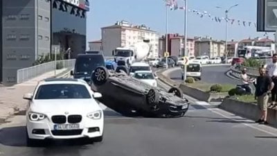 İstanbul'da düz yolda otomobilini deviren kadın sürücü