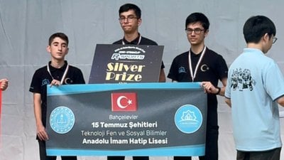 Türk öğrenciler, Güney Kore'deki robot yarışmasında birinci oldu