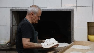Elazığ'da 60 derecede ekmek parası için çalışıyor