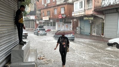 Adana'da yağış nedeniyle sokakları su bastı