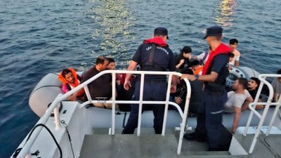 Ayvalık açıklarında 30 düzensiz göçmen yakalandı