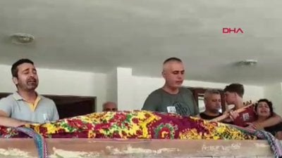 Mersin'de annesinin cenazesinin başında sevdiği türküleri söyledi