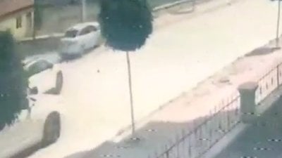 Konya'da otomobilin direğe çarpması kamerada: 1 yaralı