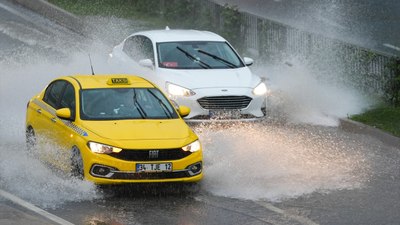 İstanbullu hazırlıksız yakalandı: Sağanak etkili oldu