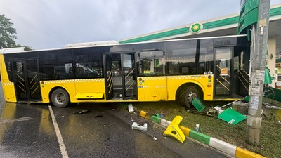 İstanbul'da kontrolden çıkan İETT otobüsü akaryakıt istasyonuna daldı