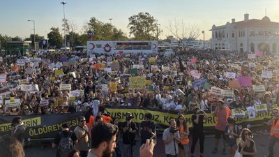 Kadıköy'de toplanan hayvanseverler kanun teklifini protesto etti