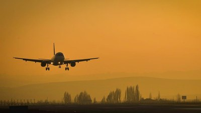 Uçakta düşük yapan yolcu için seferberlik başlatıldı