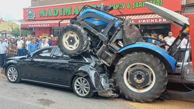 Tokat'ta trafik kazası: Traktör otomobilin üstüne çıktı