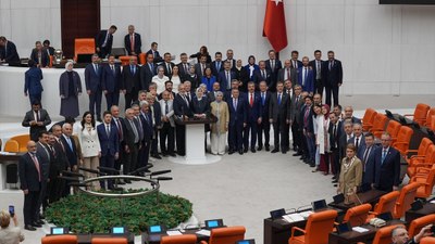 Meclis tatile girerken vekiller hatıra fotoğrafı çektirdi