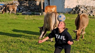 Ardahan'da yaylada hayvan otlatan Irmak'ın hayali futbol oynamak