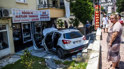 Antalya'da kaza yapan araç apartman bahçesine uçtu