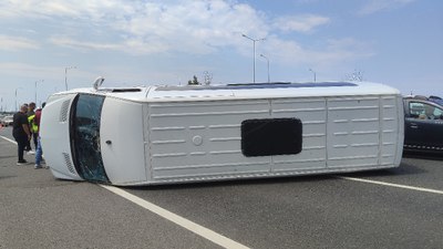 İstanbul'da servis aracı bariyerlere çarpıp devrildi