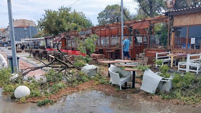 Marmaraereğlisi'nde fırtına: Araçlar devrildi, çatılar uçtu