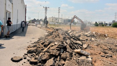 Adana'da belediyeye açtığı davayı kazanınca asfaltı parçaladı