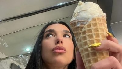 Dua Lipa da böyle yiyor: Dondurmanın üzerine zeytinyağı ve tuz dökün! Külah külah yediriyor...