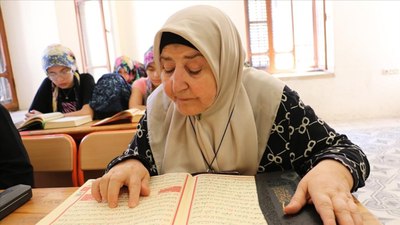 Kilis'te torunuyla katıldığı kursta 70 yaşında Kur'an okumayı öğrendi