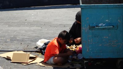 İstanbul'da dilencinin çöpten yemek yeme numarasına para cezası