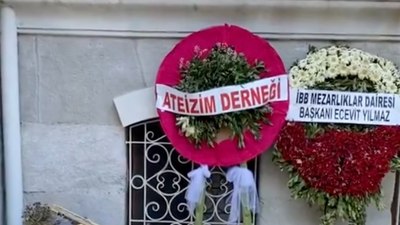 Genco Erkal'ın naaşının kaldırıldığı camiye Ateizm Derneği tarafından çelenk gönderildi