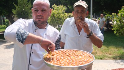 Adana'da bir tatlıcı kıymalı baklava yaptı