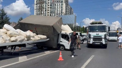 İstanbul'da feci kaza: Kamyonet otoyola devrildi