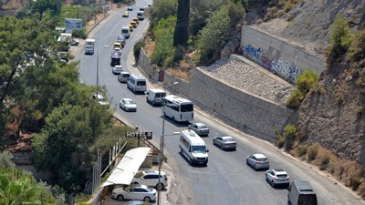 Fethiye'de tatilciler uzun araç kuyruğu oluşturdu