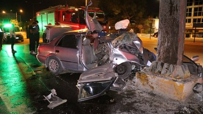 Denizli'de yön tabelasına çarparak hurdaya dönen otomobilin sürücüsü öldü