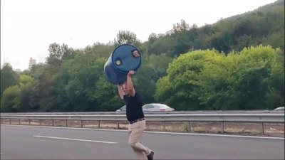 Bolu'da trafiği tehlikeye düşüren varili yolun dışına attı