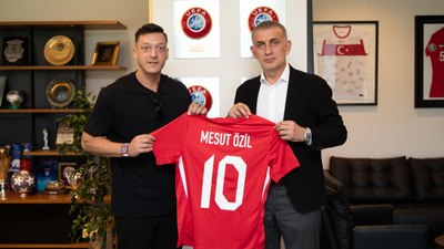 Mesut Özil'den TFF Başkanı İbrahim Hacıosmanoğlu'na ziyaret