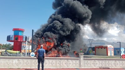 Erzurum'da çocuk parkında maket uçak cayır cayır yandı