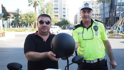 Aydın'da polis, motosiklet sürücülerine kask dağıttı