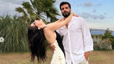 Özge Gürel ve Serkan Çayoğlu evliliklerinin ikinci yıl dönümünü kutladı