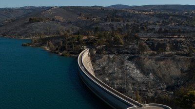 Yunanistan'da yanan ormanlar havadan görüntülendi