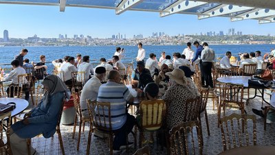 İstanbul’da öğrenci yurtlarında kalan emekliler boğaz turu yaptı