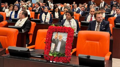 Meclis sıralarında İsmail Heniyye'nin fotoğrafı yer aldı