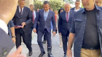 Ayağı kırılan Özgür Özel TBMM'ye geldi: Can Atalay oturumuna katıldı