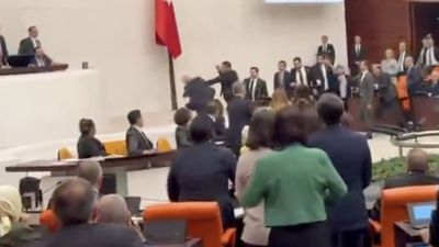 TBMM'de kavga çıktı: İlk yumruk Alpay Özalan'dan geldi