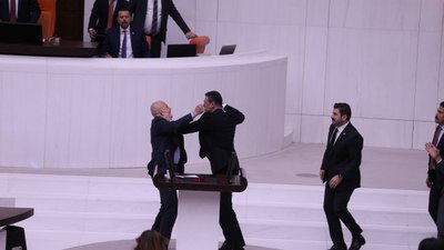 TBMM'deki kavgada Ahmet Şık ve Alpay Özalan'ın karşı karşıya geldiği an