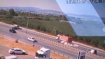 Bursa'da hafriyat kamyonunun lastiği trafikte bomba gibi patladı