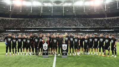 Beşiktaş'ta Türkiye Kupası ve Süper Kupa taraftarlarla buluştu