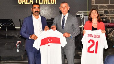 İbrahim Hacıosmanoğlu, DEM'li başkanlara Milli Takım forması hediye etti