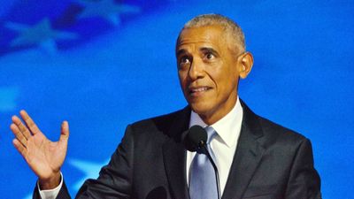 Barack Obama, Donald Trump'ı taklit etti: El hareketi çok konuşuldu