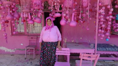 Isparta'da 75 yaşındaki 'Barbie Teyze'nin pembe hayatı