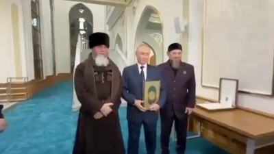 Putin, kendisine hediye edilen Kur'an-ı Kerim’i öptü