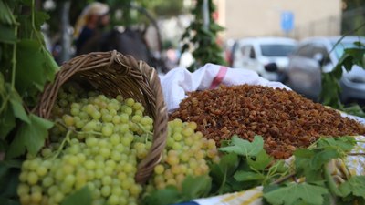 Manisa'da sezonun ilk çekirdeksiz kuru üzüm alımı yapıldı