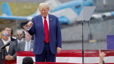 Trump, mitingde kurşun geçirmez camın arkasında konuştu