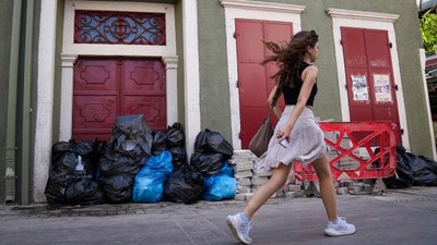 İzmir'de belediye çalışanları işi bıraktı: Kent merkezinde çöp yığınları oluştu