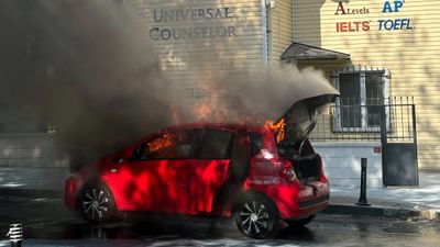 İstanbul'da seyir halindeki araç alev topuna döndü