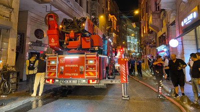 Beyoğlu’nda 9 katlı otelin bodrum katında korkutan yangın