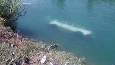 Adana'da kafa kafaya çarpışan araçlar su kanalına düştü