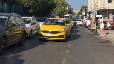 İstanbul'da ters yöne giren araçları gören motosikletli isyan etti